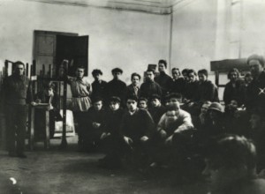 Основное отделение Вхутемаса, мастерская «Живопись». Справа стоит профессор Александр Древин. Декабрь 1925
