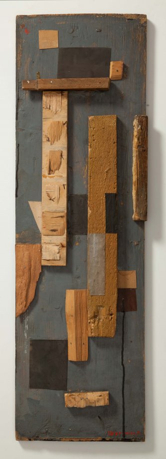 Ассамбляж на сером фоне. Без даты (1950-е - 1960-е) Дерево, картон, бумага. 84 х 24